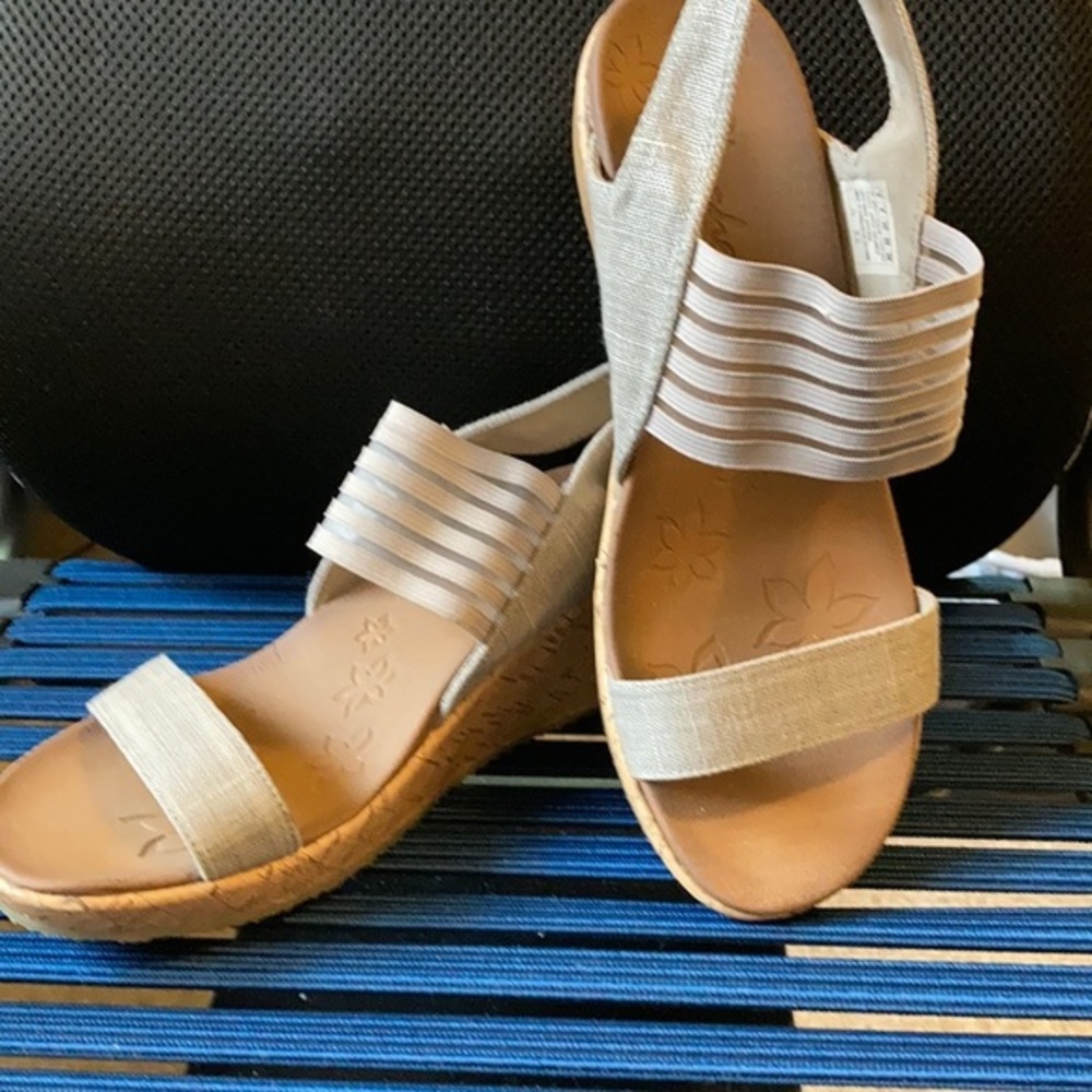 Skechers Luxe foam  Beverlee Smitten Kitten wedge sandals size 9